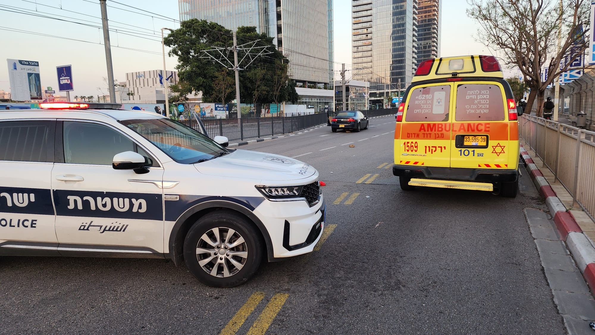 רוכב אופניים נהרג מפגיעת רכב בפ"ת; הולכת רגל נפצעה קשה בת"א