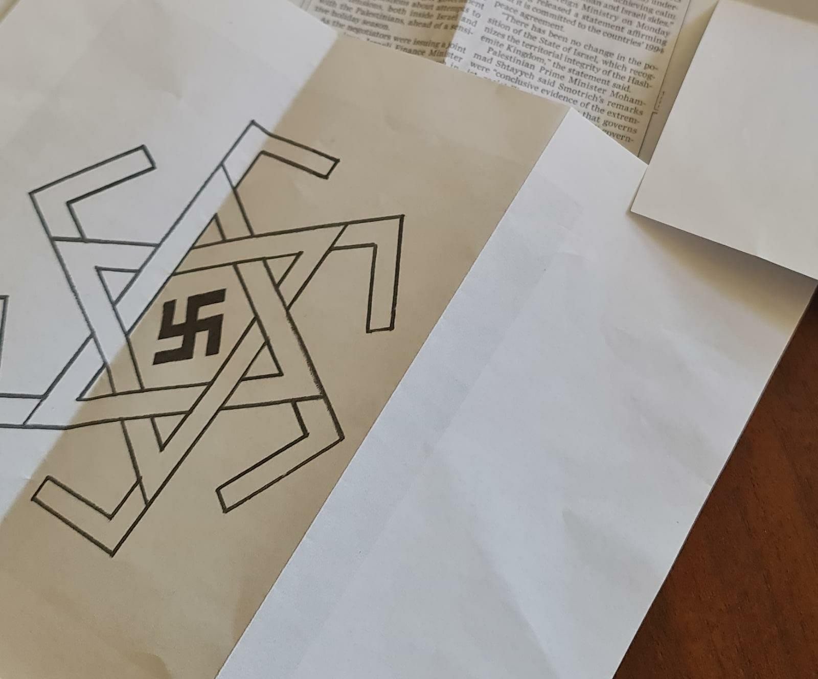 ביום השואה: מכתב איומים מלווה בצלבי קרס וסמלים נאצים הגיע לסמוטריץ'