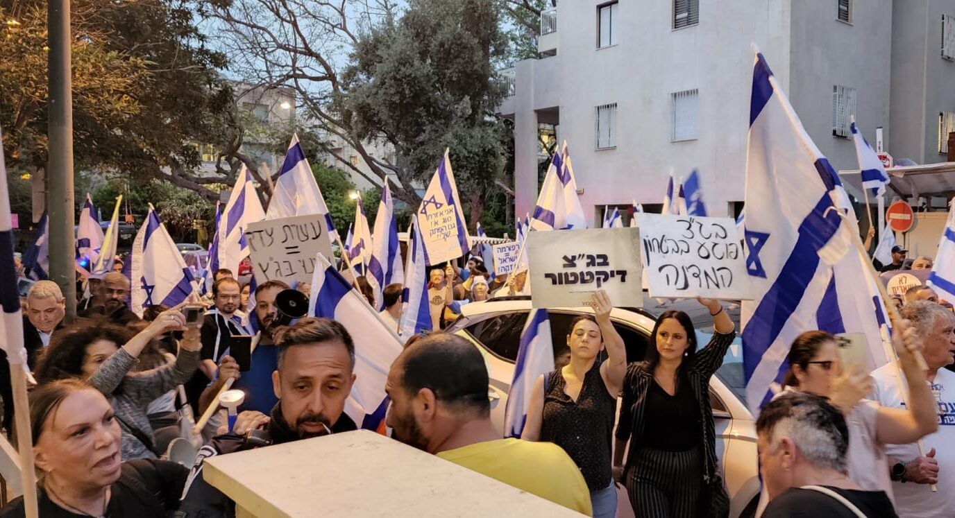 פעילי ימין בתהלוכה לביתו של אהרן ברק | צילום: איציק שאג
