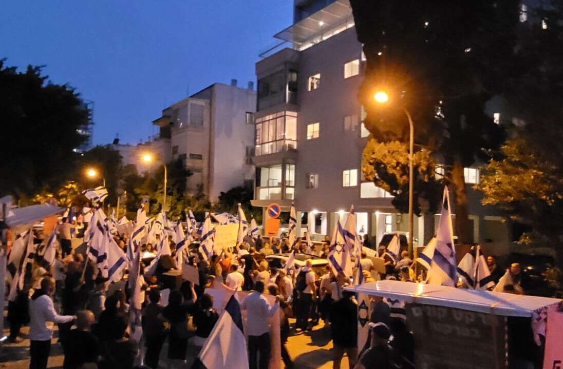 בעקבות הכוונה לוותר על חלקים ברפורמה המשפטית - הימין חוזר להפגין