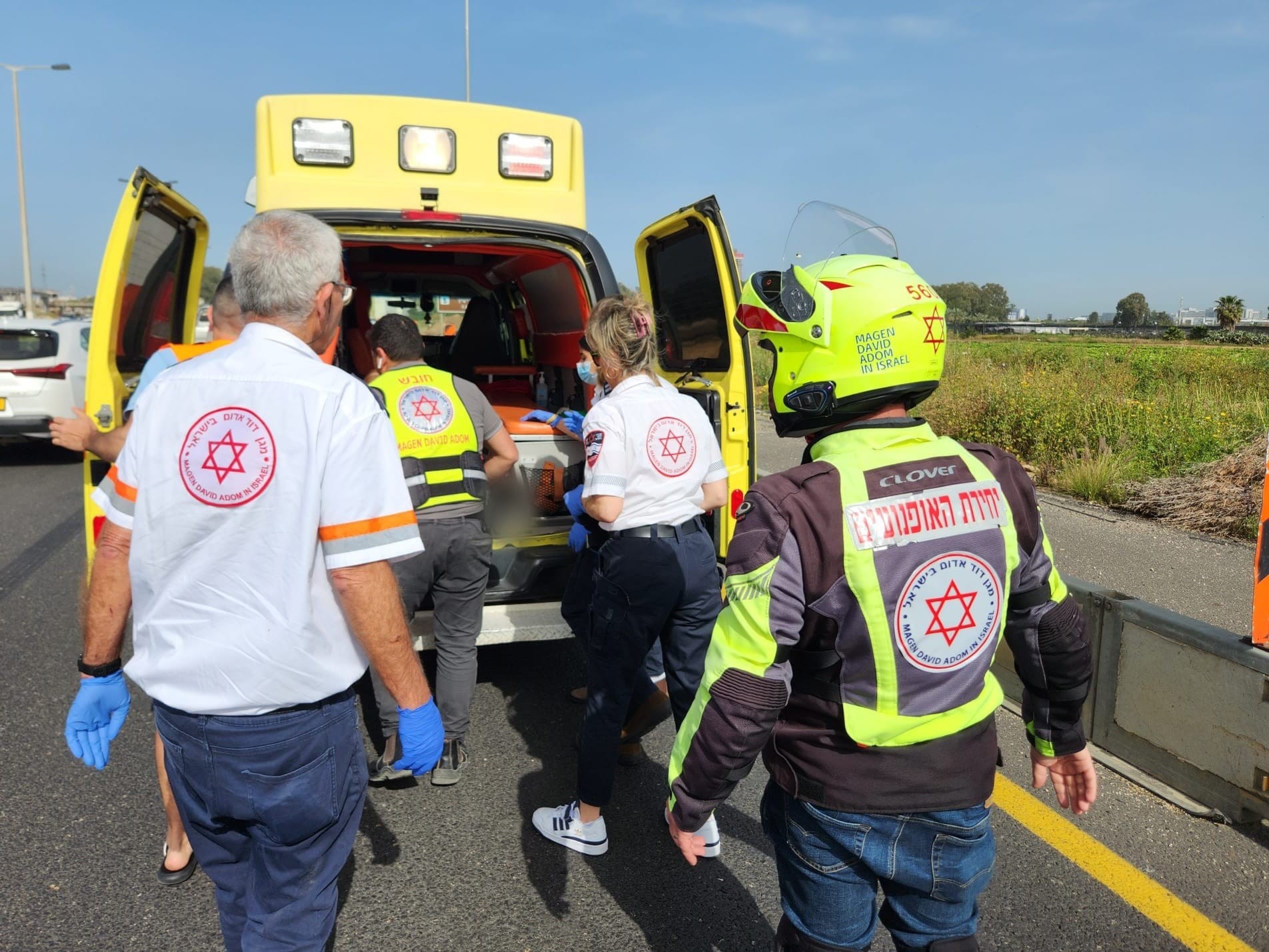 פינוי פצוע בניידת טיפול נמרץ | צילום: תיעוד מבצעי מד"א