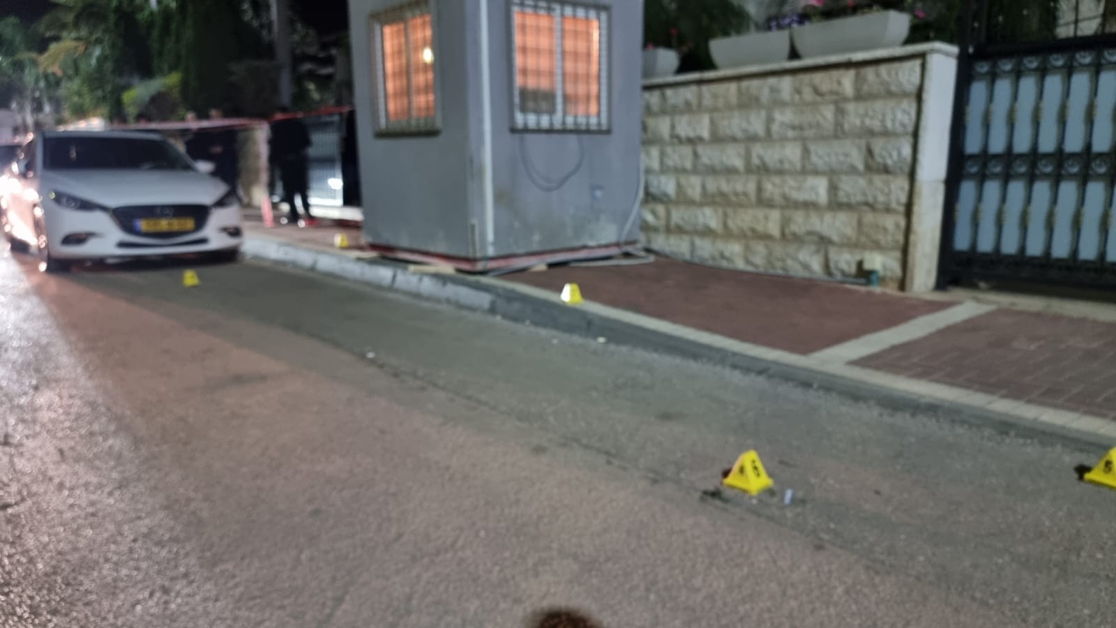 במהלך הלילה: אלמונים ירו לעבר ביתו של ראש עיריית טייבה - מאבטחו נהרג