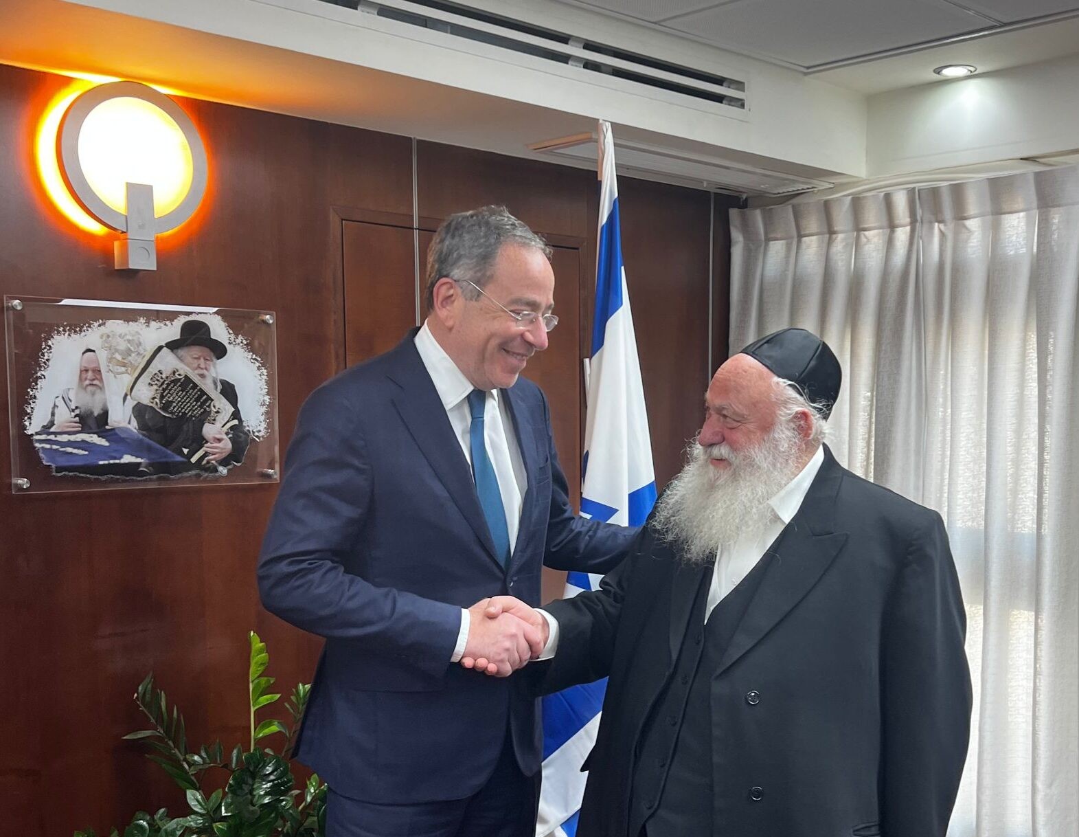 השגריר תום ניידס לשר השיכון: "עד אוקטובר יושלם מהלך הוויזות לישראלים"
