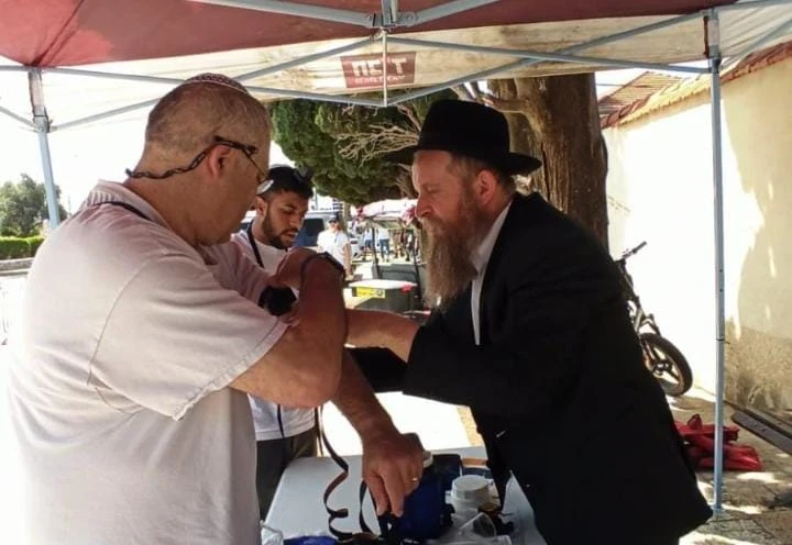 תיעוד מרגש: חיילים ובני משפחות החללים מניחים תפילין לזכרם של הגיבורים