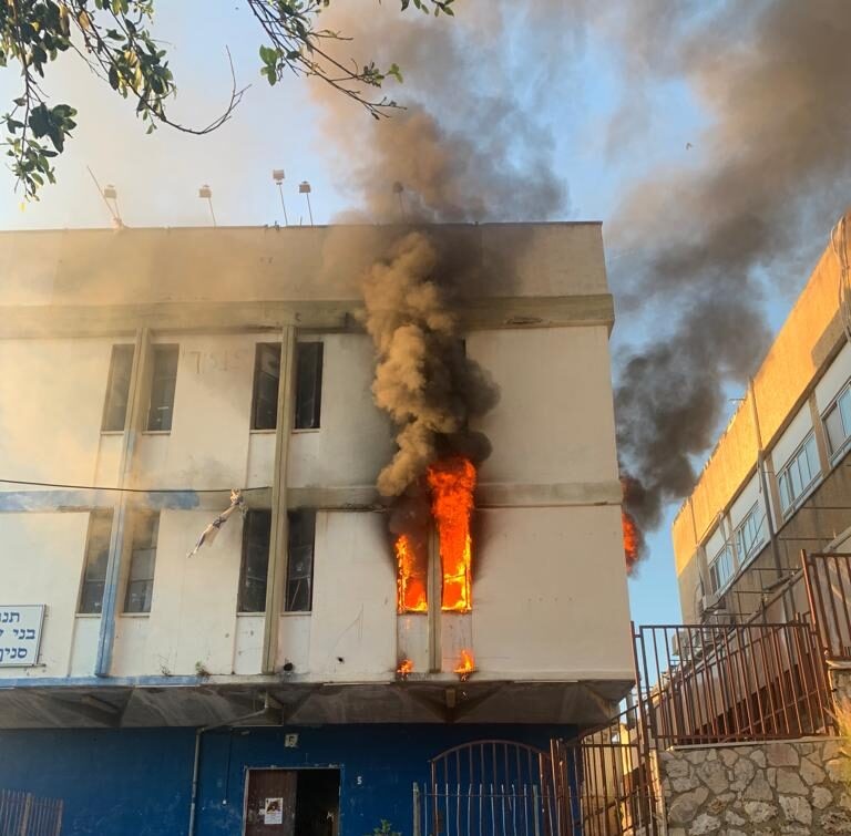 סניף בני עקיבא בבני ברק עלה באש, החשד - הצתה מכוונת | תיעוד