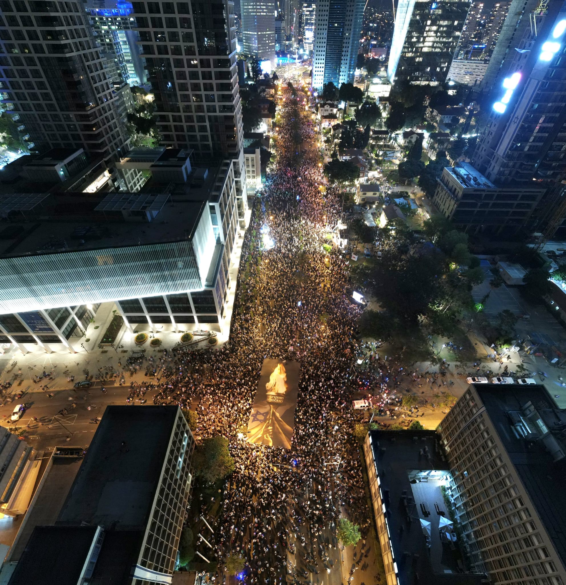 במקביל לטקס בהר הרצל: המפגינים נגד הממשלה הניפו "משואת דמוקרטיה" בת"א