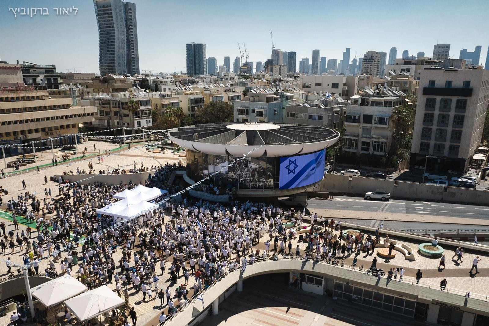 תפילה בתל אביב. צילום רחפן: ליאור ברקוביץ
