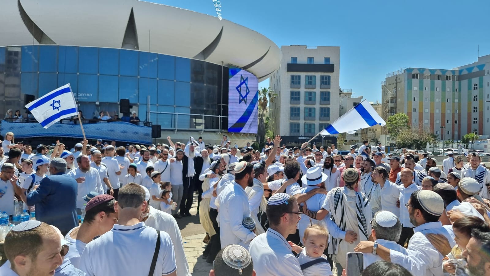 "אני מצלמת ובוכה": המונים השתתפו בתפילת הלל חגיגית ליום העצמאות בת"א