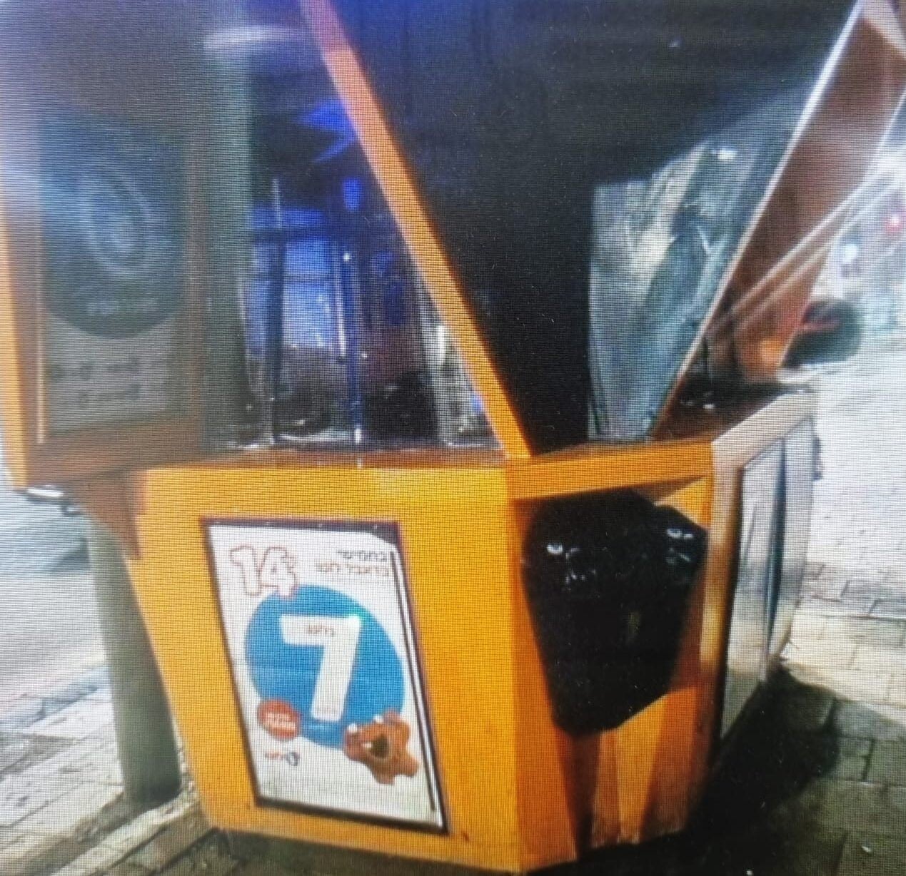 פרצו לדוכן מפעל הפייס בתל אביב בליל יום העצמאות - ונעצרו