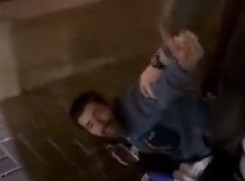 לאחר שתקפו שוטרים: שני מפגינים נגד השר ברקת בת"א נעצרו | צפו