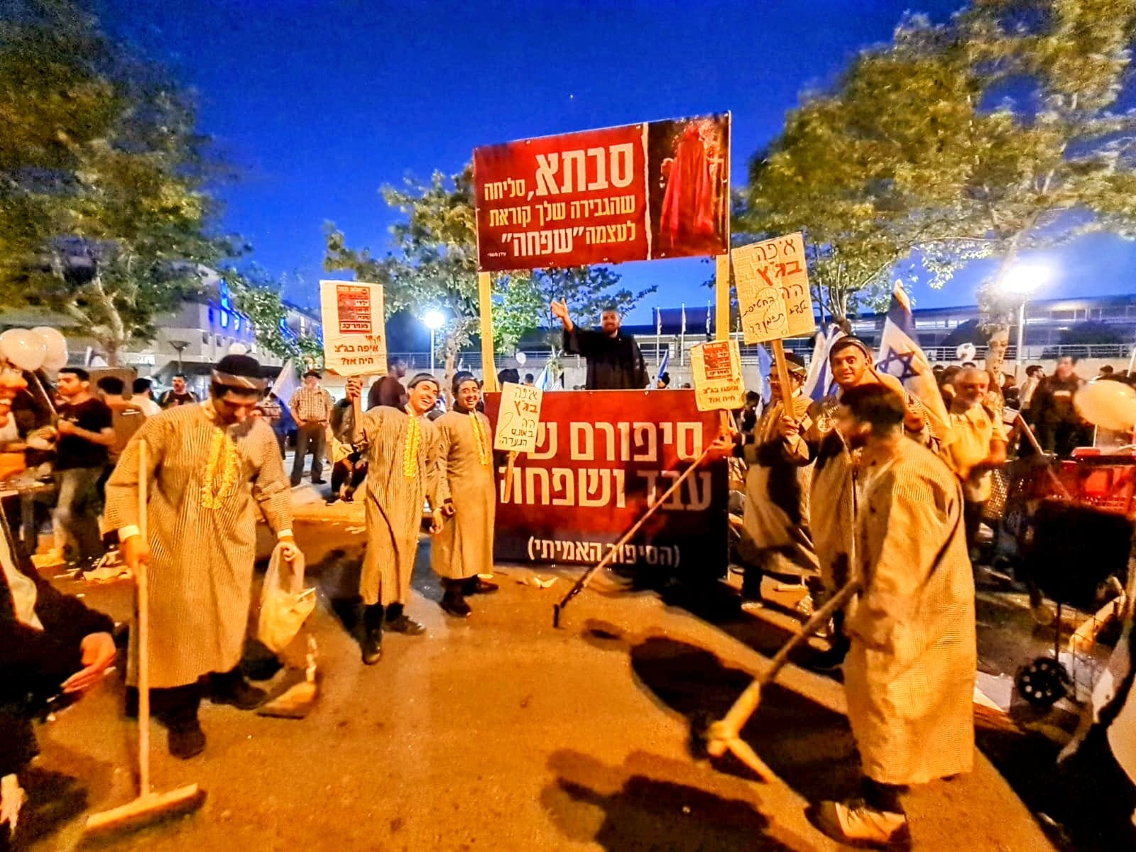 "עבד ושפחה - הסיפור האמיתי": מה עומד מאחורי המיצג הבולט בהפגנת הימין?