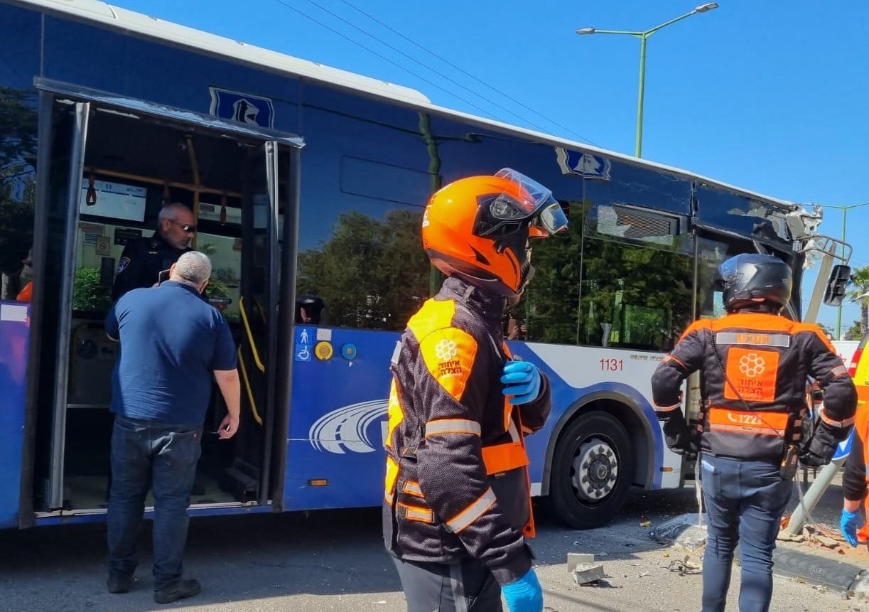 אשקלון: 18 פצועים כתוצאה מתאונה במעורבות משאית ואוטובוס