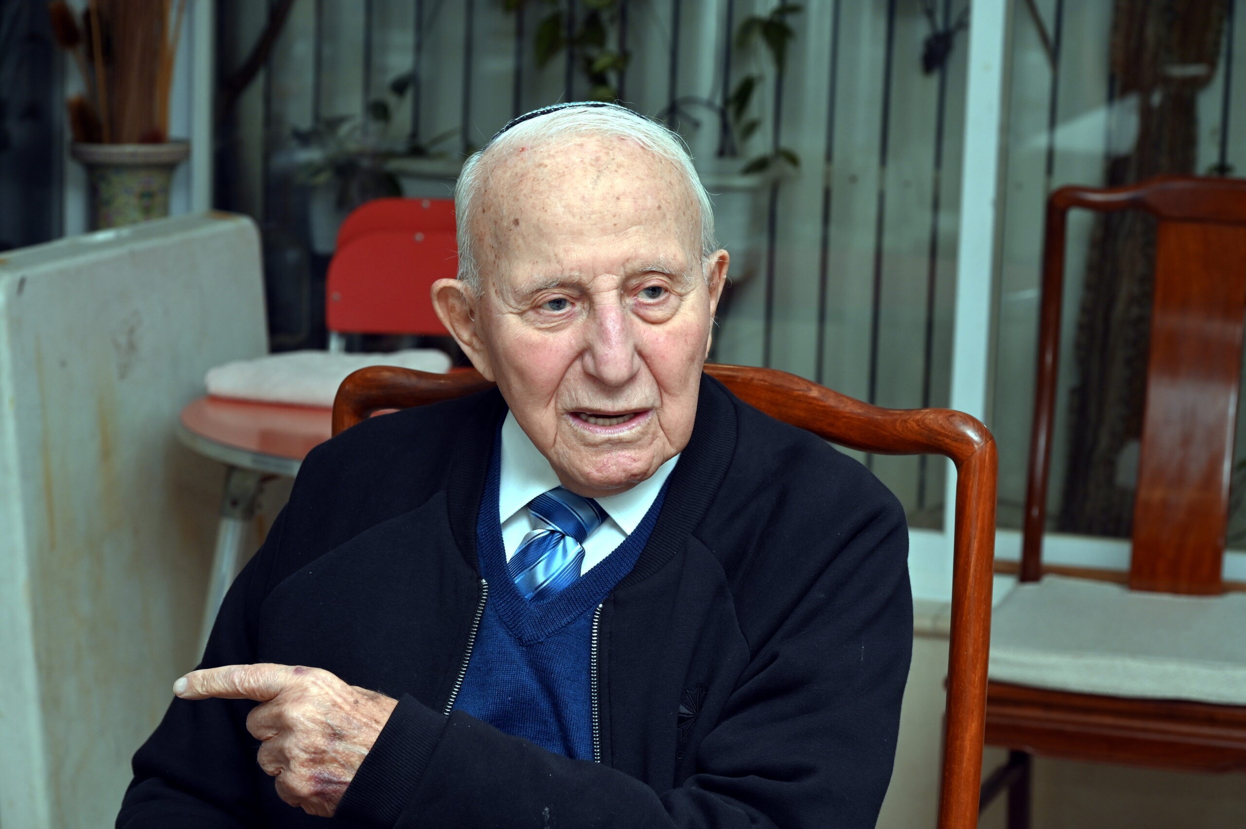 "אלוקים הרים אותי בלילה מבור המתים ולקח אותי ישר לצריף של אבא" 