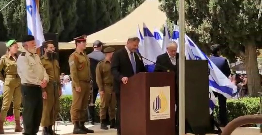 טקסי יום הזיכרון: תשואות לבן גביר בב"ש, השרה גמליאל עזבה בטרם נאמה