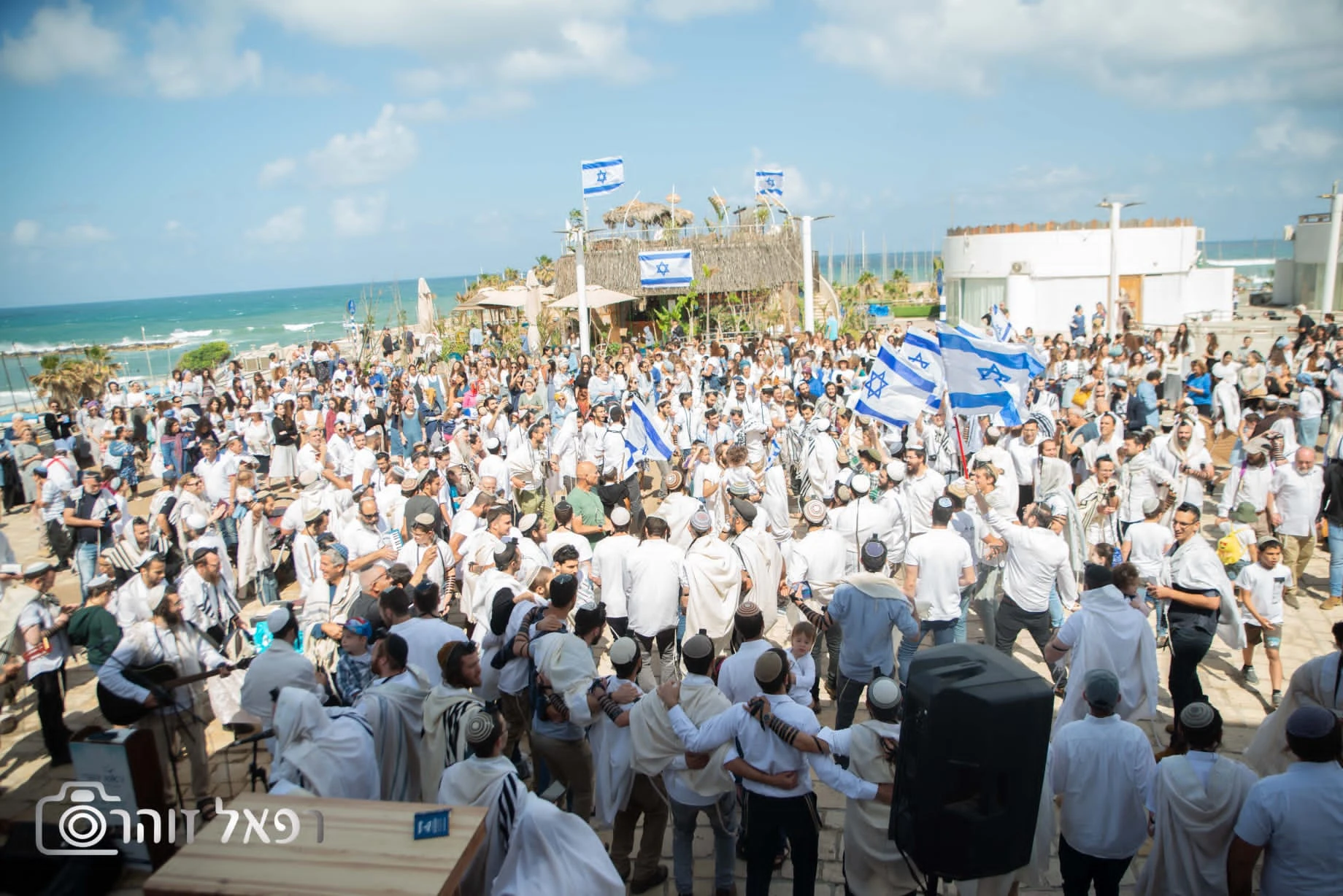 תפילת בהפרדה פיזית ברחובות תל אביב. צילום: רפאל זוהר