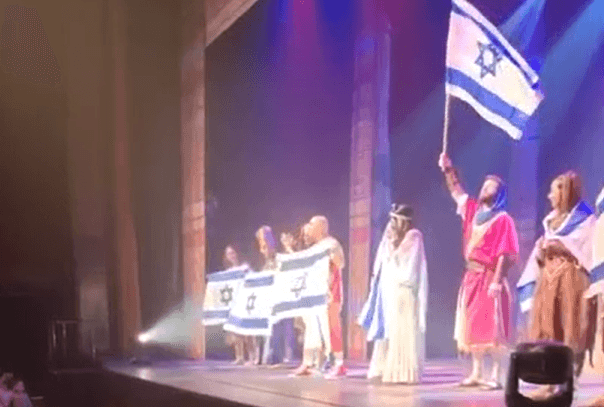 לבקשת משפחת די: יובל המבולבל עלה למופע עם דגלי ישראל וריגש את הקהל | צפו