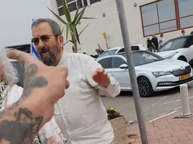דרמה במסעדה: זה מה שקרה כשהצל פגש את אהוד ברק | צפו