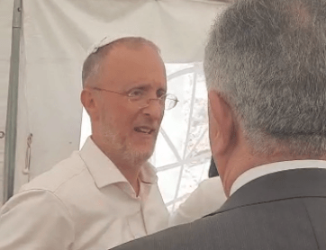 "נכפה על משפחתך אסון": יורש העצר האיראני ביקר בבית משפחת די | צפו
