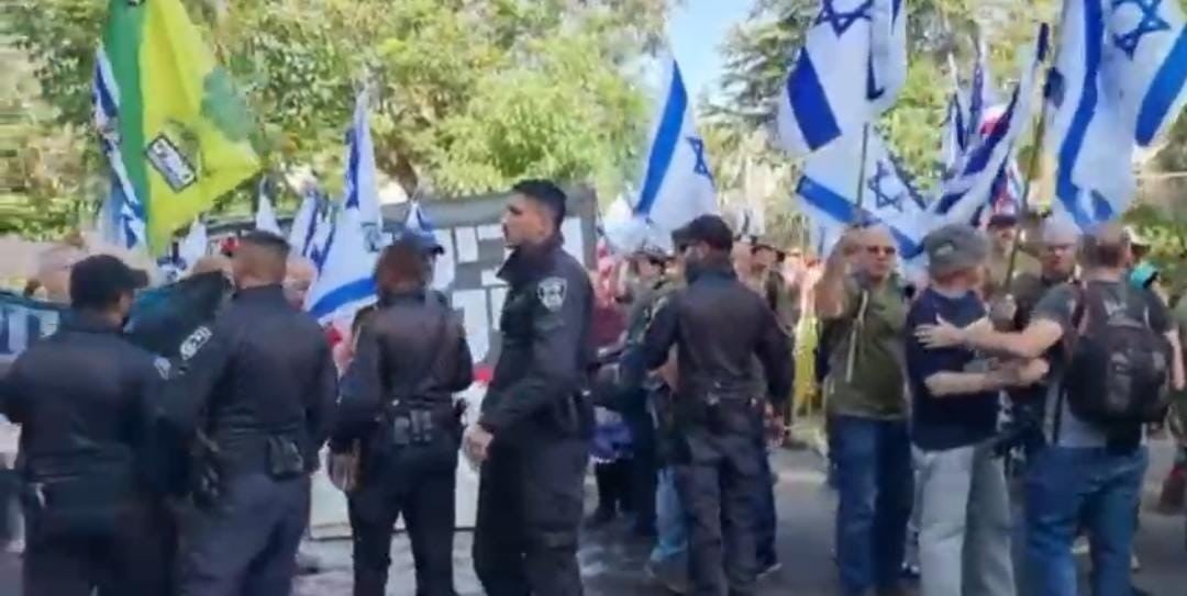 חופש הביטוי? עיתונאים מחדשות 13 הותקפו במחאה בצפון - החשודים נמלטו