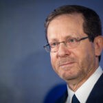 הנשיא הרצוג בחשיפה מטלטלת: מחבלי חמאס תכננו להשתמש בציאניד