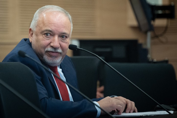 ליברמן נגד לפיד: "לא יכול להבין את הצבעתו נגד הדחת כסיף"