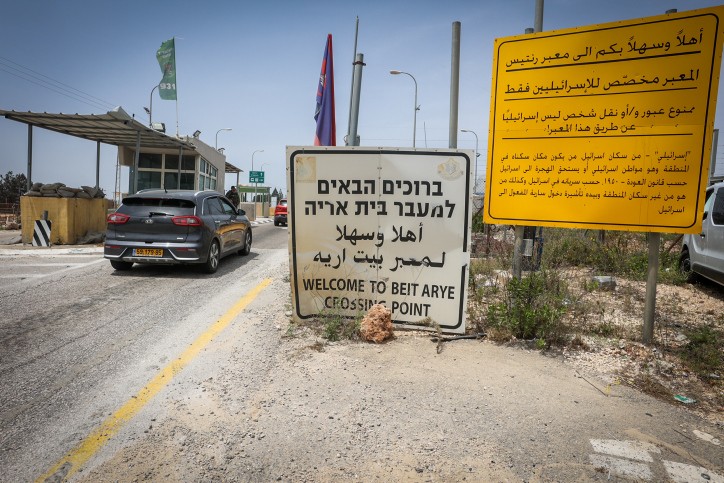 פלסטיני ניסה לחטוף נשק מלוחם במעבר רנתיס - ונוטרל, החייל נפצע קל