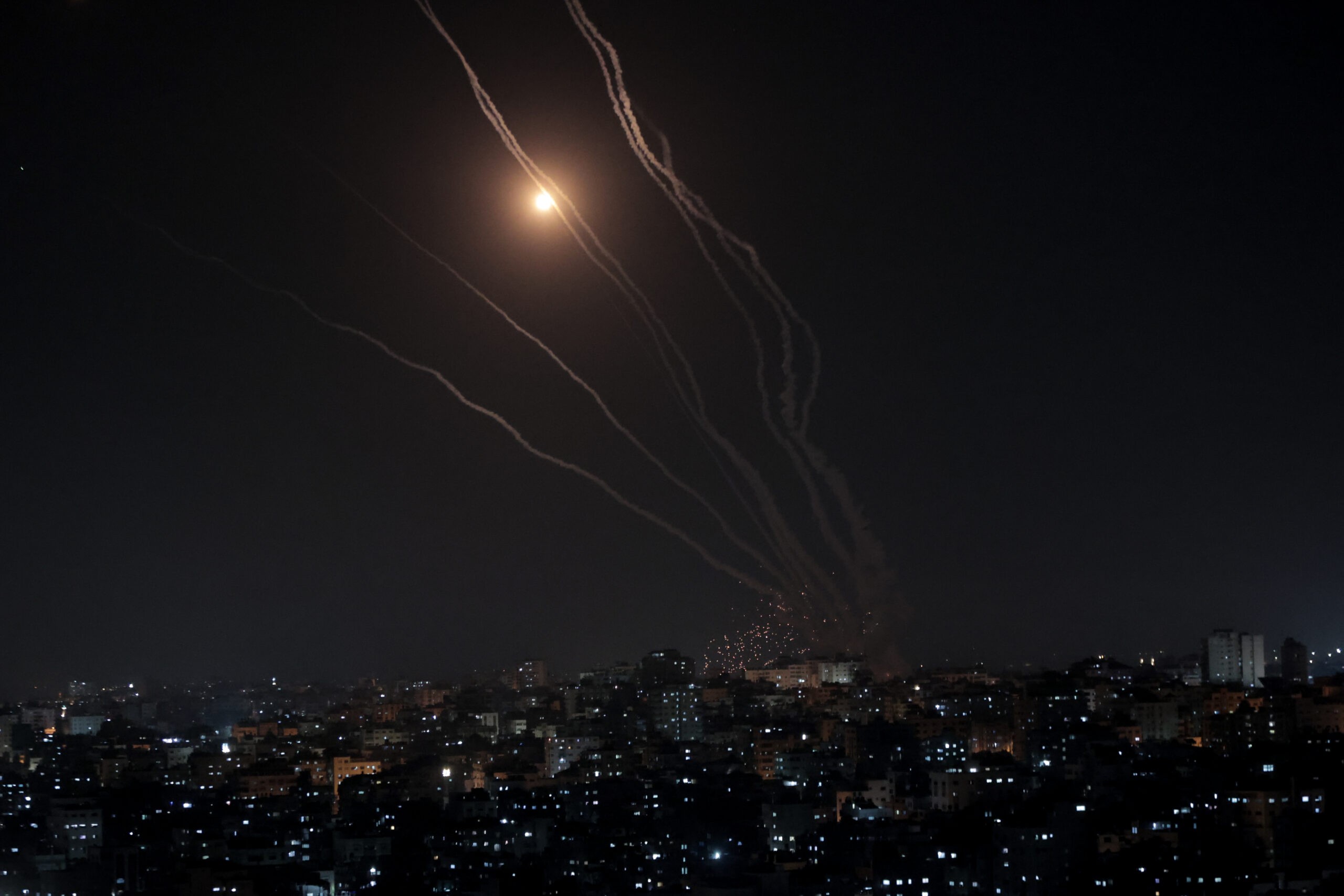 עזה עולה באש: צפו בשידור החי מהשטח