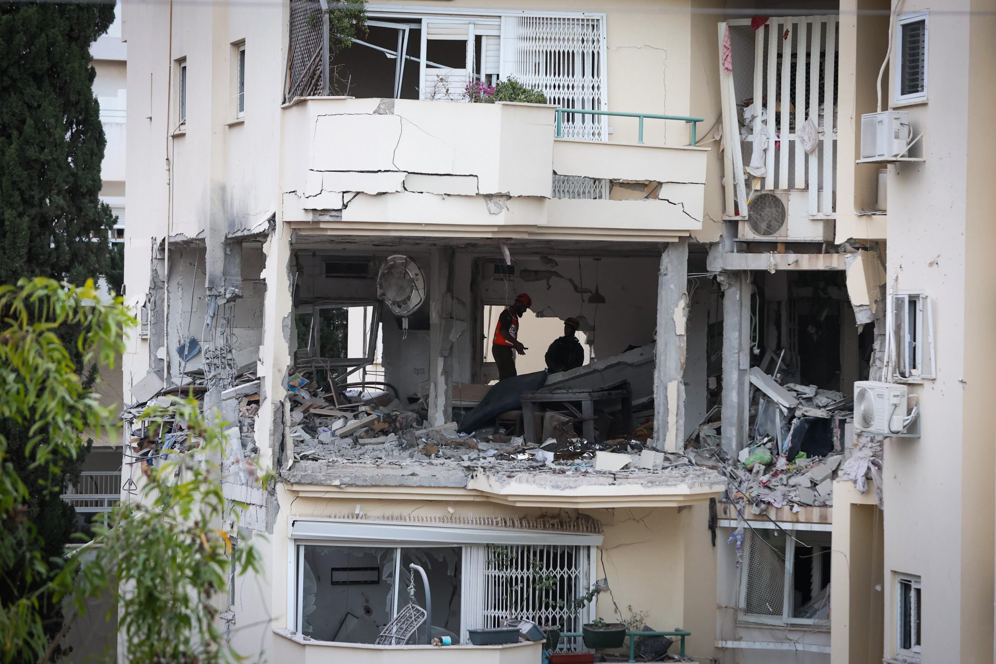 פגיעה ישירה: הרוג ראשון והרס אדיר בזירת הנפילה ברחובות | תיעוד
