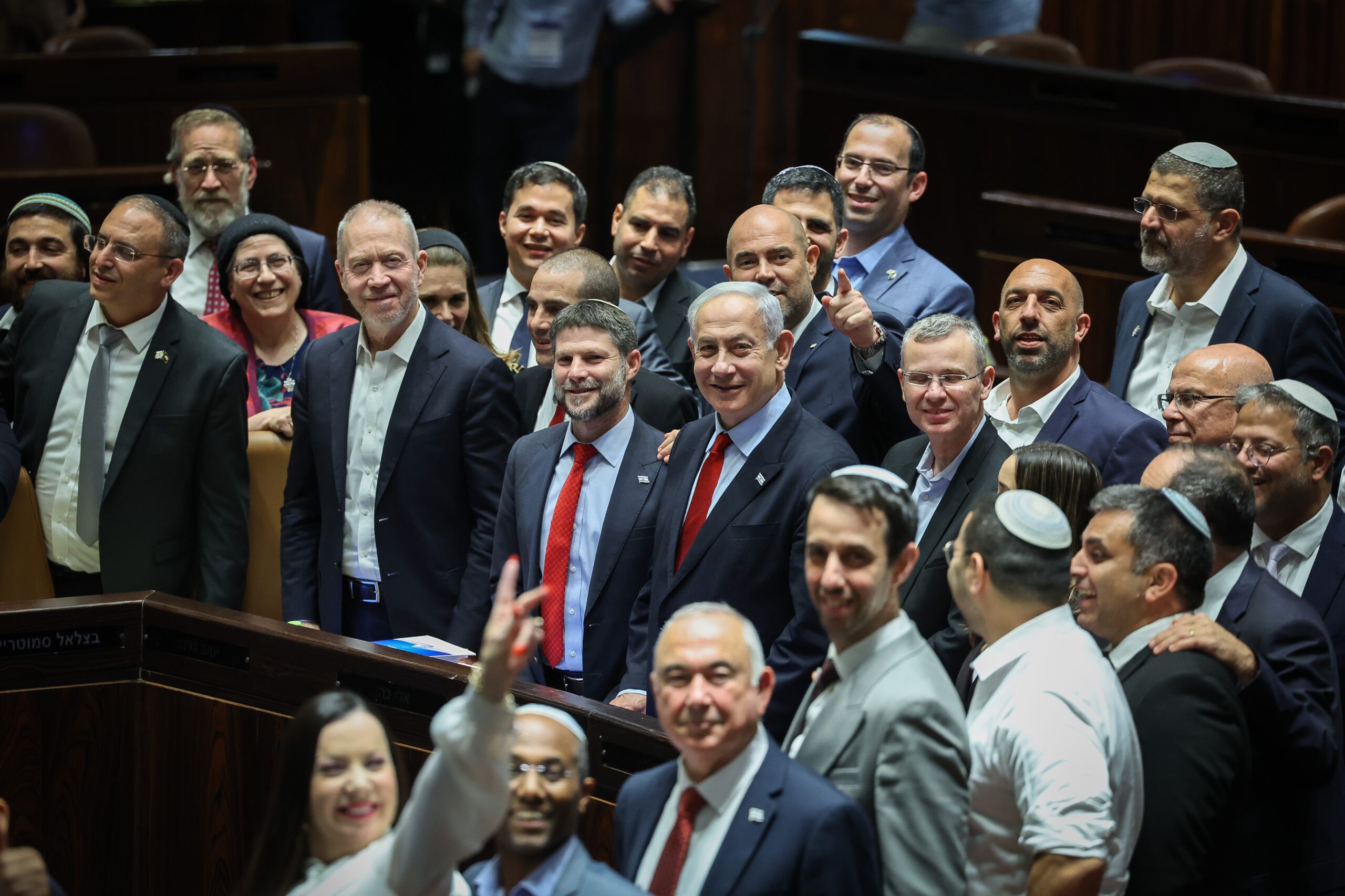 בקואליציה עוקצים את גנץ: "הוא והחלטות תמיד התקשו ללכת יחד"