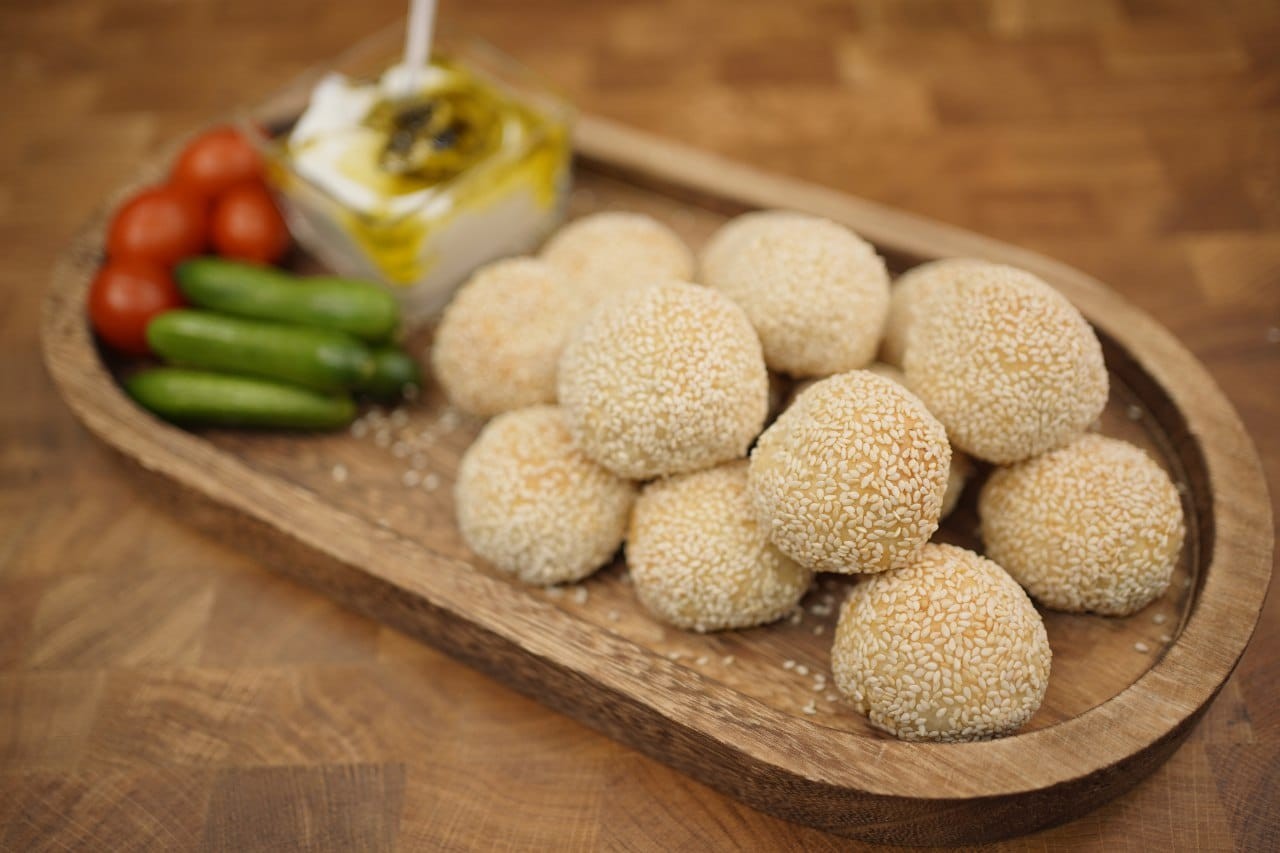 מוכנים לזה? המתכון המושלם לכדורי בצק במילוי זיתים שלא תרצו להחמיץ