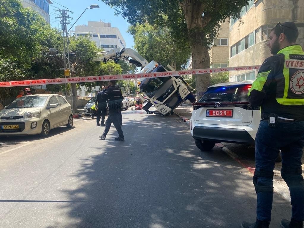 תל אביב: פועל כבן 40 נהרג לאחר שמשאית המנוף עליה עבד התהפכה