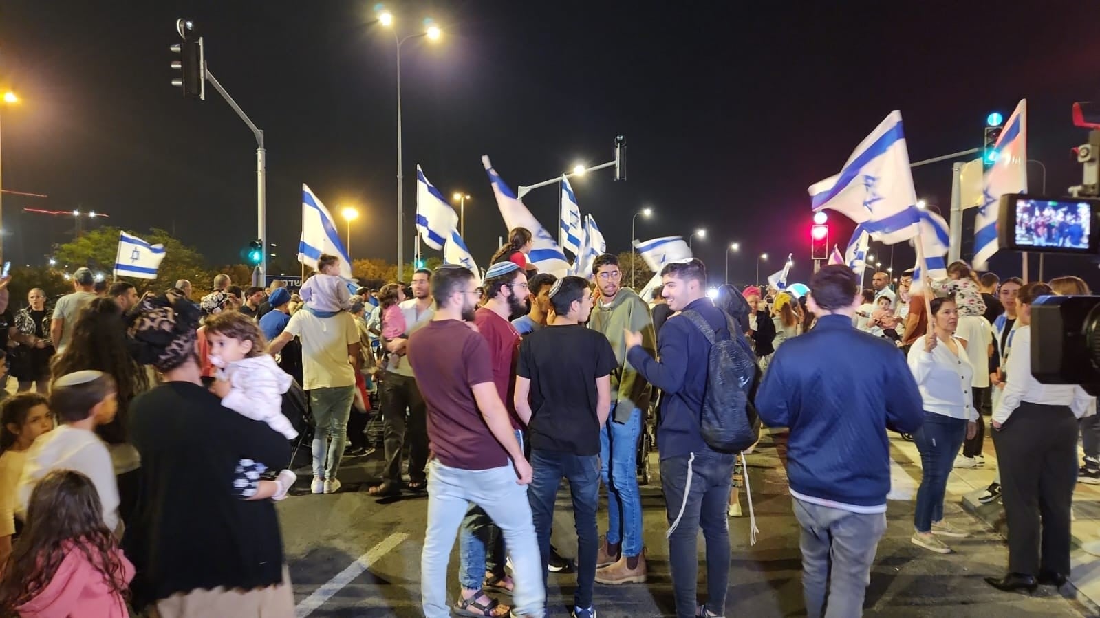 מאות חוסמים את הגישה לעיר שדרות במחאה על מדיניות הממשלה