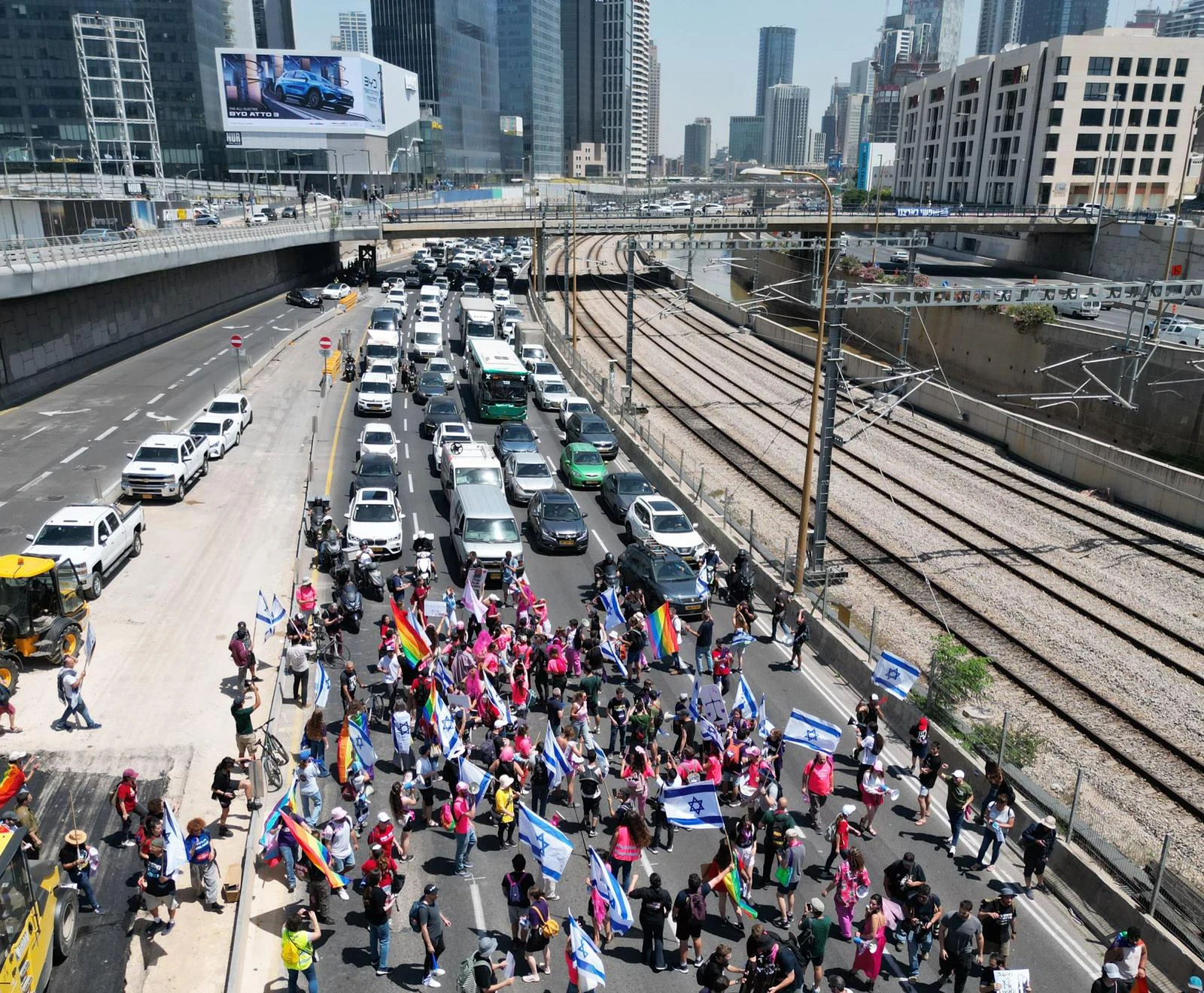 שיבוש על מלא: עשרות מפגינים חסמו את איילון דרום לתנועה; 4 נעצרו עד כה