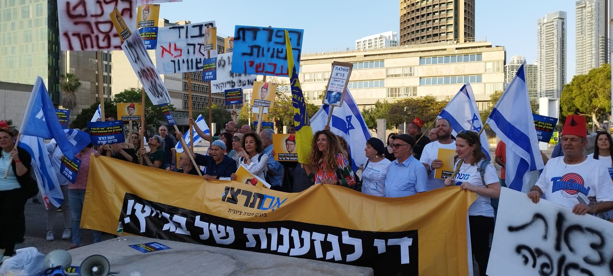 "שיפסיק להתסיס": הפגנת ימין באווירה מרוקאית מול ביתו של ברק