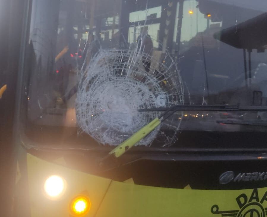 "מרגישים מופקרים": אבנים נזרקו על אוטובוס בדרכו למעלה אדומים