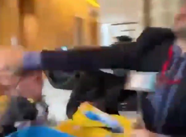 אגרופים וחניקות: נציג רוסיה תלש דגל אוקראינה - נציגה הסתער עליו | צפו