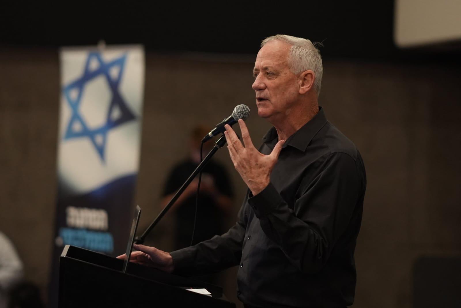 גנץ תוקף: "יש מי שיושבים בקבינט בלילות, ומזרימים רעל בימים"