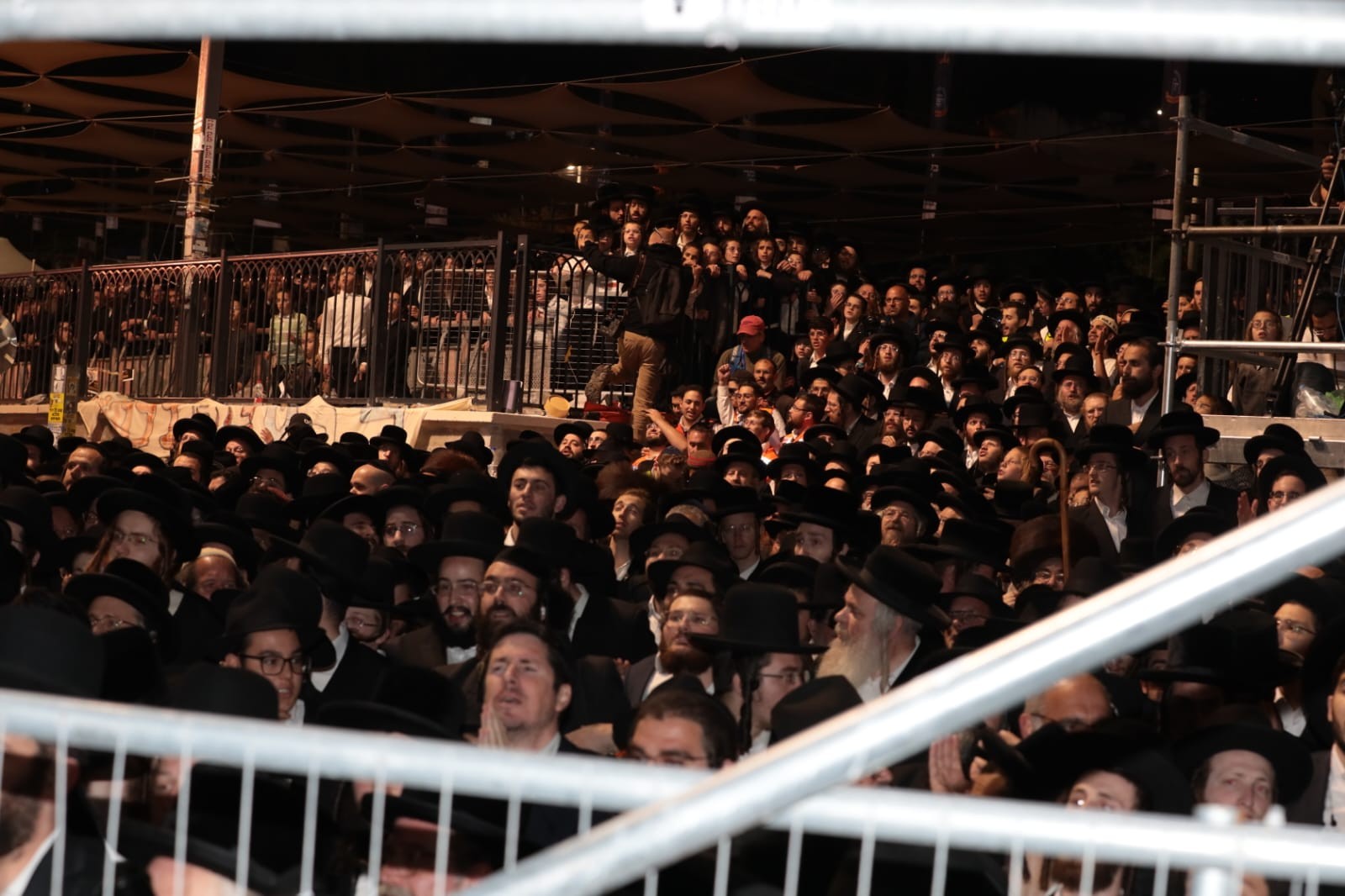 ההדלקה המרכזית של בויאן על גג הציון בהר מירון | קרדיט: איתמר כרמון