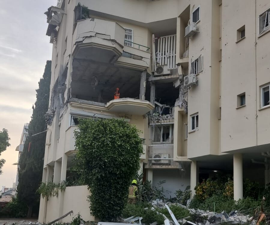 נפילת הרקטה ברחובות: בניין המגורים לא ייהרס; הלוויית ההרוגה - מחר