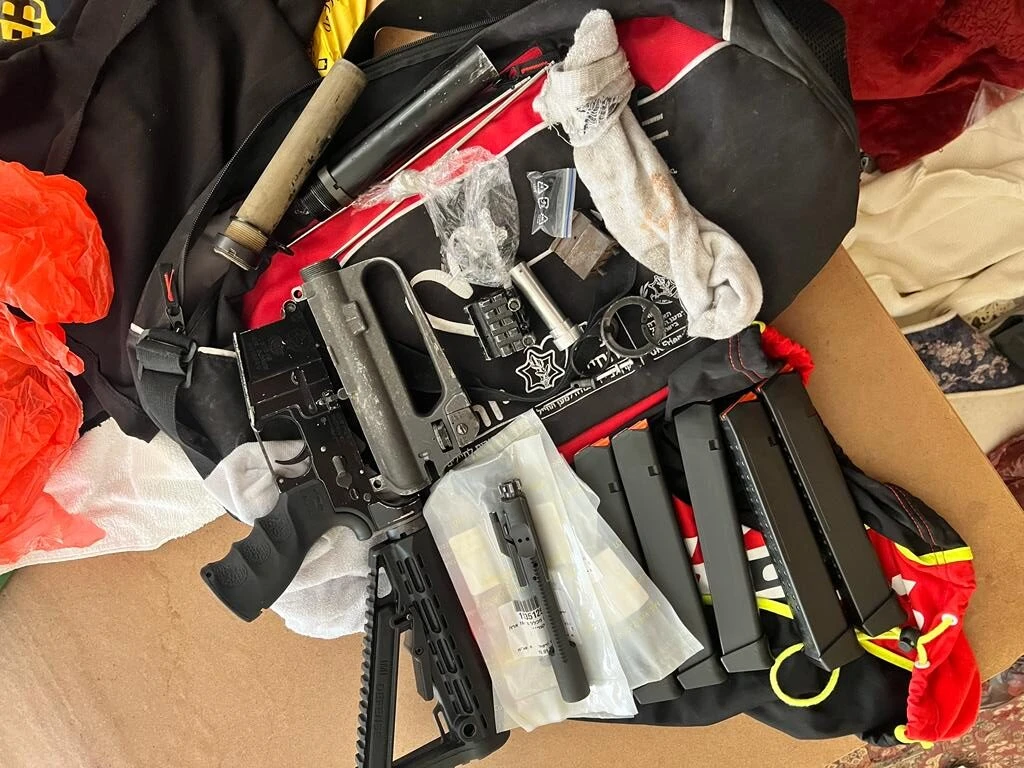 בארון הבגדים של האם: M16, חלקי נשק ומחסניות נתפסו ע"י המשטרה 