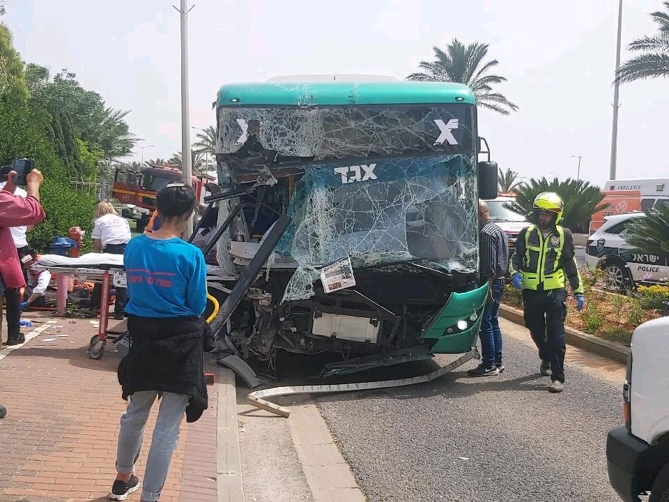 חיפה: אוטובוס התנגש בחומה; שניים נפצעו בינוני - 10 באורח קל | תיעוד