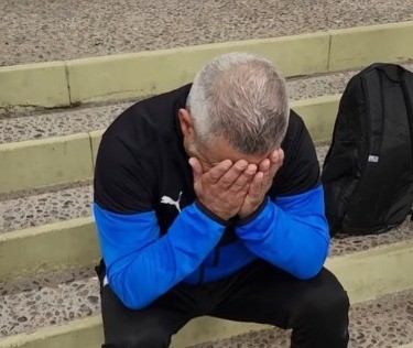 מאמן הנבחרת אופיר חיים מדבר עם ילדיו בהתרגשות לאחר ההעפלה ההיסטורית לשמינית גמר המונדיאליטו. צילום" ההתאחדות לכדורגל בישראל. צילום מסך
