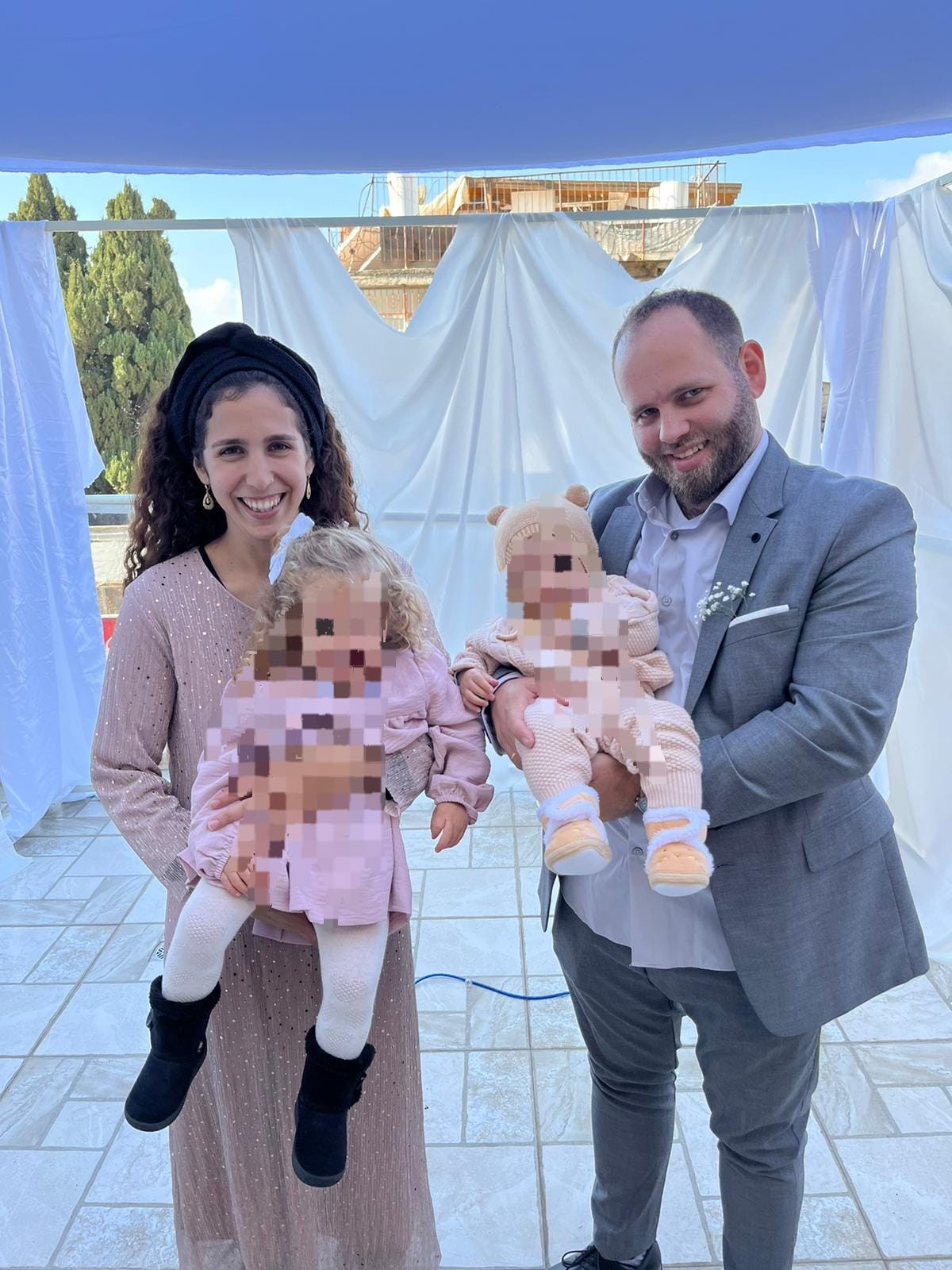 מאיר תמרי הי"ד שנרצח בפיגוע הירי סמוך לחרמש בשומרון, עם אשתו טל וילדיהם | קרדיט: באדיבות המשפחה