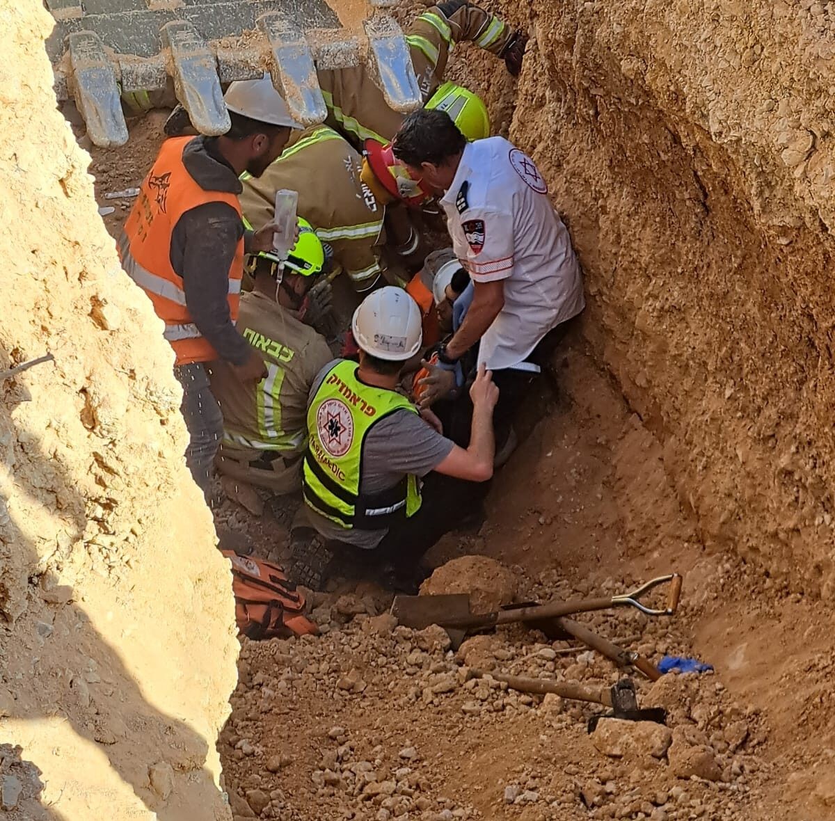 צוותי חילוץ בזירה: שני פועלים נלכדו תחת מפולת עפר באתר בנייה