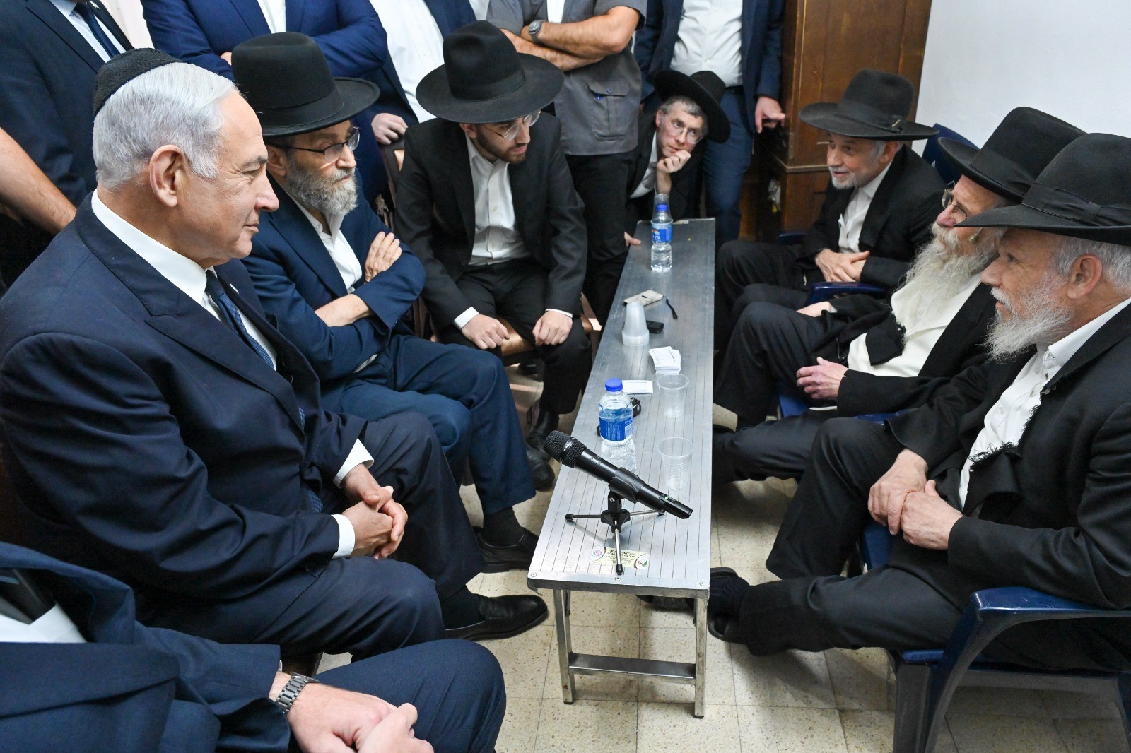 "אבדה גדולה": רה"מ הגיע לניחום אבלים בבית משפחתו של הרב אדלשטיין זצ"ל