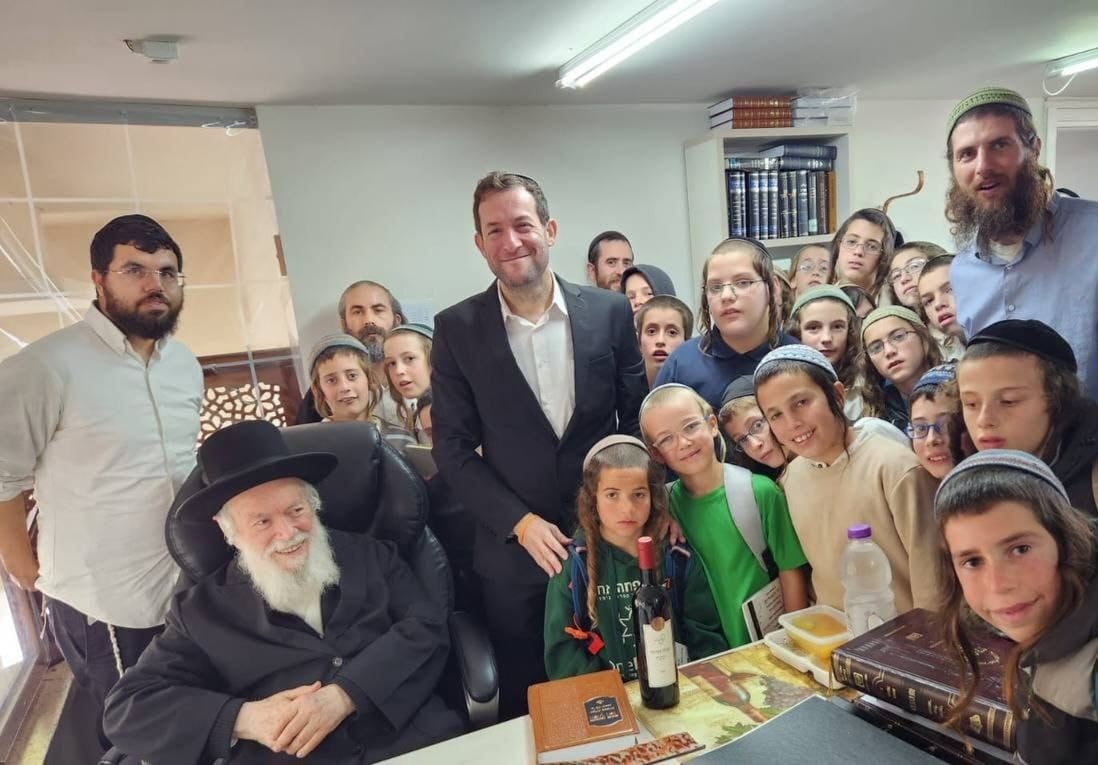 "נותן לנו כח": המתנה שהעניק הרב זילברשטיין לבנו של רזיאל שבח הי"ד