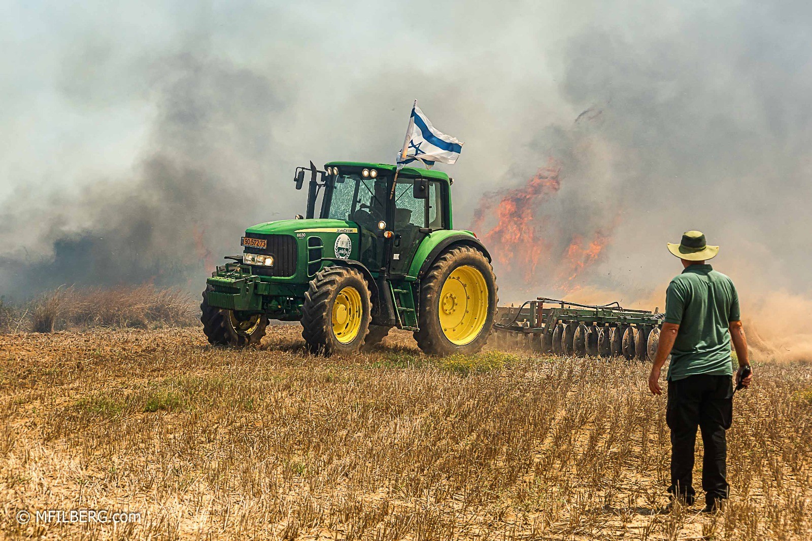 אין לי ארץ אחרת: בלון תבערה תועד מבעיר שדה - התמונה זכתה במקום הראשון