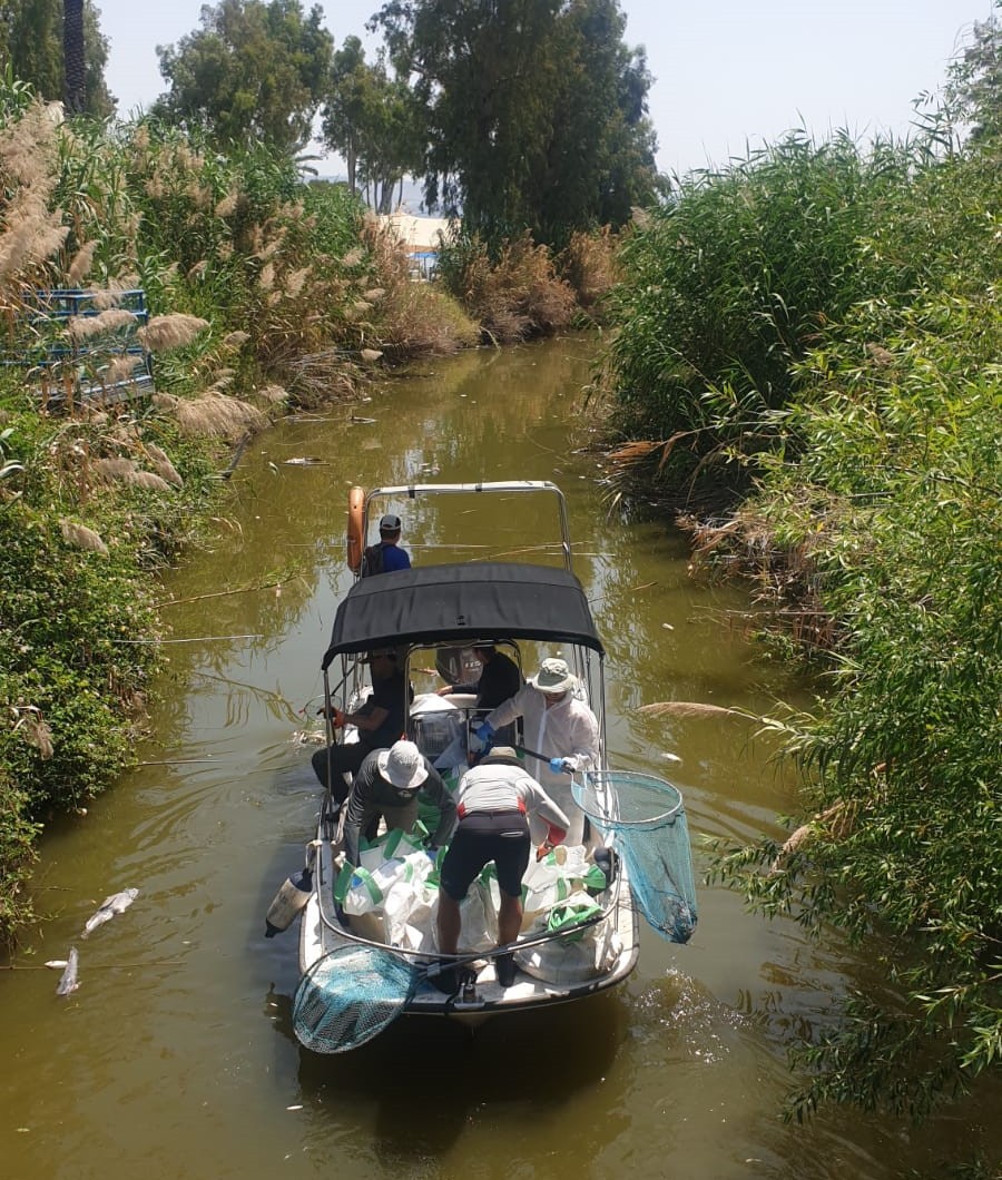 פקחי רשות המים מבצעים בדיקות בשפך נחל צלמון לכנרת | צילום: פיראס תלחמי, רשות המים