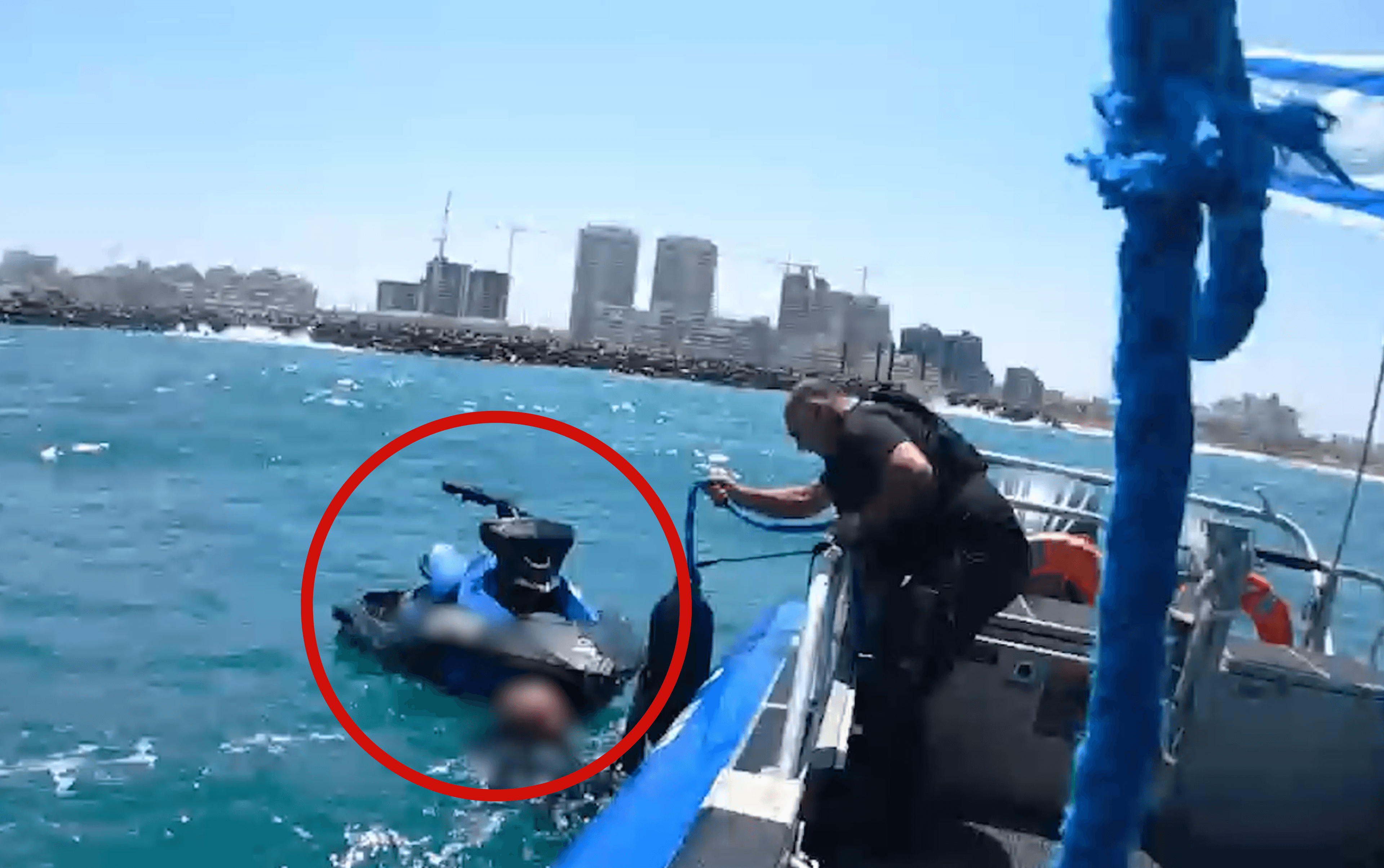 אופנוען ימי נסחף לשובר הגלים בשל תקלה במנוע - וניצל | צפו בחילוץ