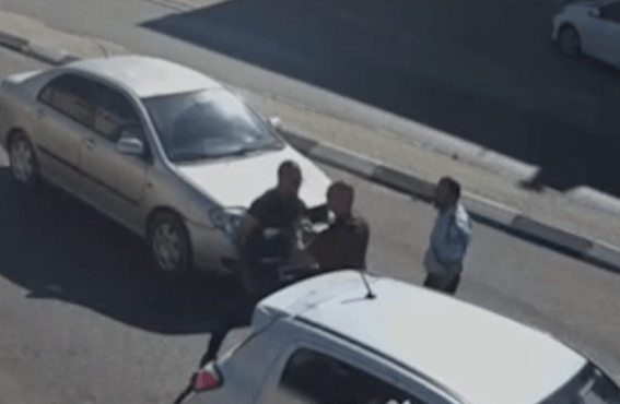 תיעוד מחריד: תושב כפר כנא תוקף באלימות קשה נהג שהשתלב בנתיב